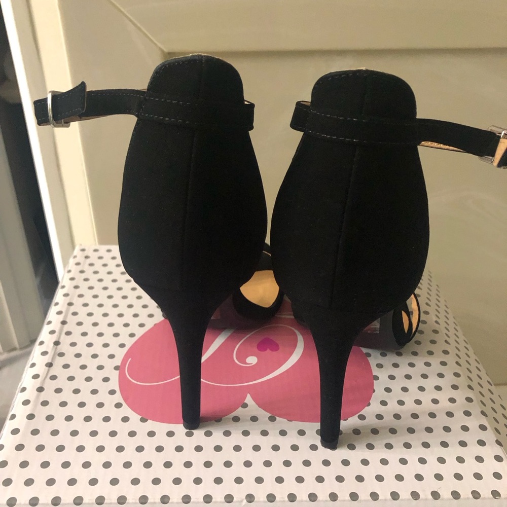 Delicious Shoes - Picture 3 of 3